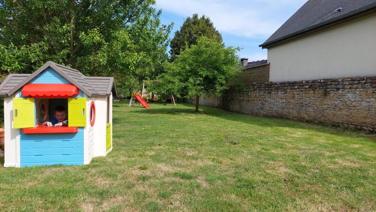Le So Art, Grande Maison 4 Chambres, Terrain De Petanque, Grand Jardin Clos, Flipper, Babyfoot, Jeux Arcade, Ping Pong,1 Km Mer, Proche Golf, Port En Bessin, Bayeux Et Plages Du Debarquement, Adaptee Enfants Commes Eksteriør billede