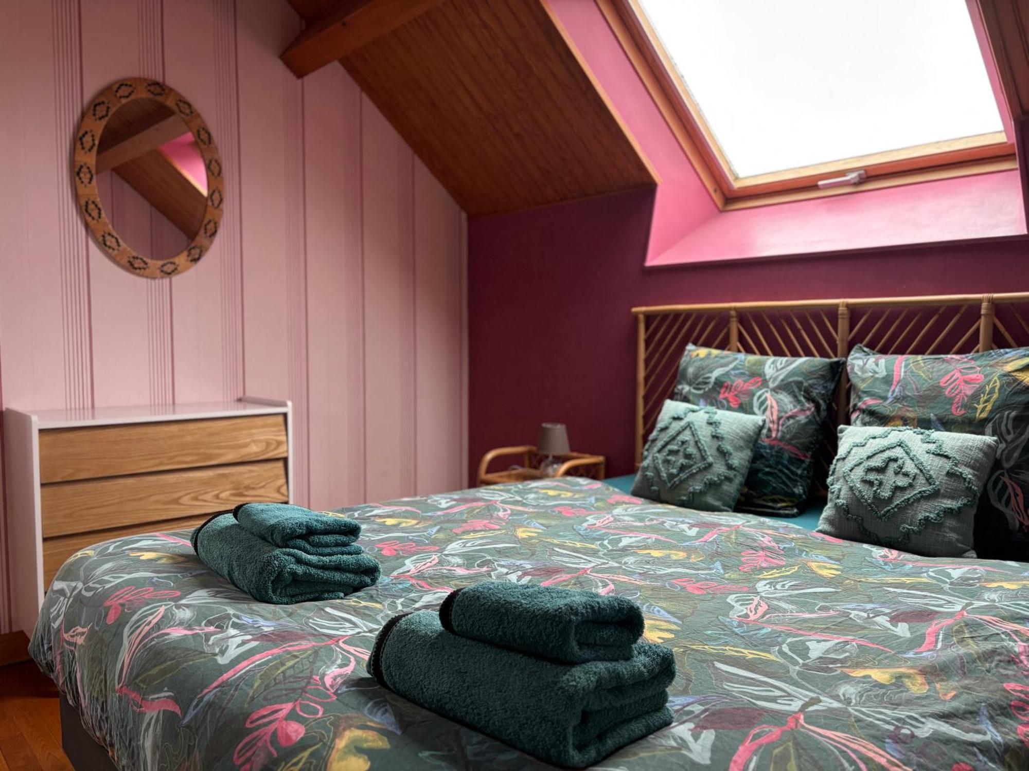 Le So Art, Grande Maison 4 Chambres, Terrain De Petanque, Grand Jardin Clos, Flipper, Babyfoot, Jeux Arcade, Ping Pong,1 Km Mer, Proche Golf, Port En Bessin, Bayeux Et Plages Du Debarquement, Adaptee Enfants Commes Eksteriør billede
