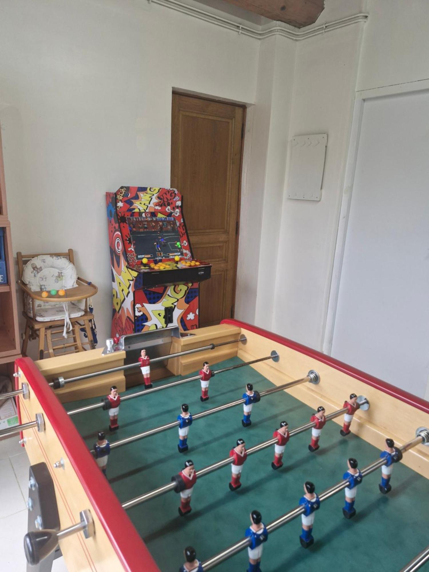 Le So Art, Grande Maison 4 Chambres, Terrain De Petanque, Grand Jardin Clos, Flipper, Babyfoot, Jeux Arcade, Ping Pong,1 Km Mer, Proche Golf, Port En Bessin, Bayeux Et Plages Du Debarquement, Adaptee Enfants Commes Eksteriør billede
